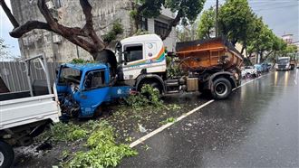 天雨路滑！砂石車失控撞7車　56歲婦骨折