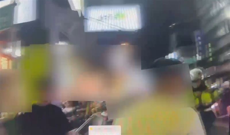 3日晚間，台北市通化街夜市，發生3名男女酒後肢體衝突。（圖／翻攝畫面）