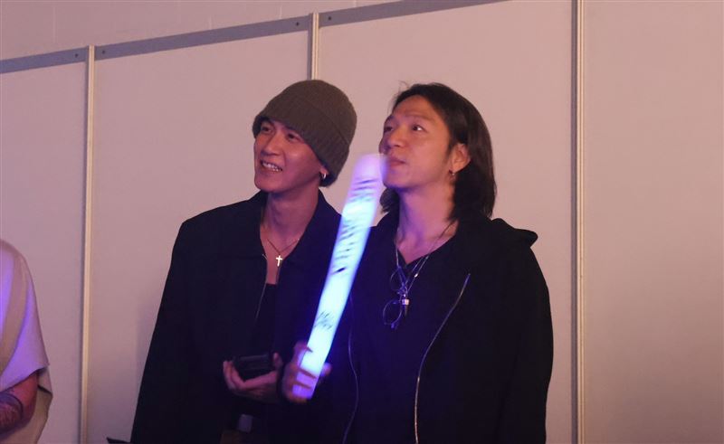 藝人柯震東和大飛低調現身，化身小粉絲在台下應援。（圖／記者鄭孟晃攝影）