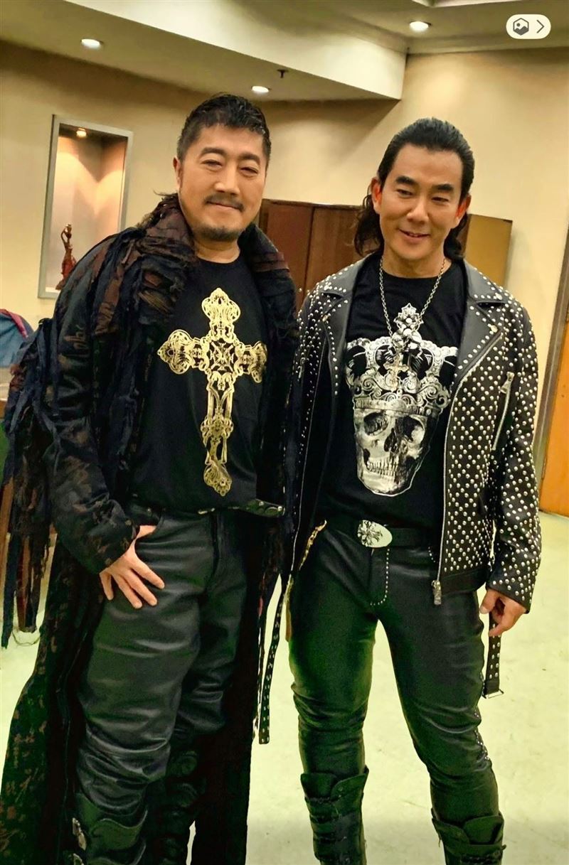 小蟲（左）寫下多首膾炙人口金曲，與任賢齊（右）等人於公於私交情甚篤。（圖／小蟲提供）