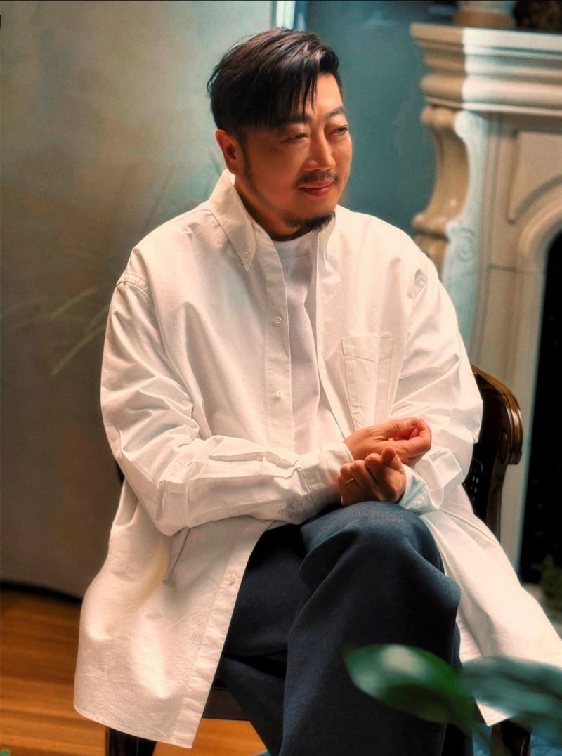 小蟲老師上月滿65歲，近況也曝光。（圖／小蟲提供）