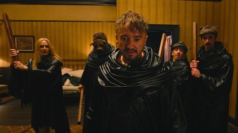 哈利波特「跩哥」演員湯姆費爾頓片中徹底黑化。（圖／華納兄弟提供）