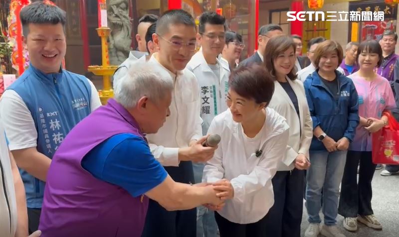 奠濟宮主委謝文賢送上祝福，希望2028時候匾額頭銜改成「總統盧秀燕」。盧秀燕笑著和謝文賢握手說，感謝期勉（圖／翻攝畫面）