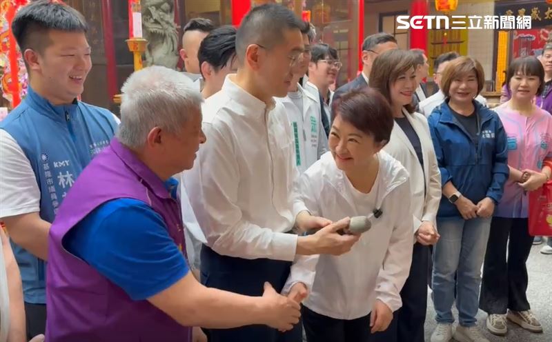 贈匾被拱2028頭銜改「總統」　盧秀燕笑了