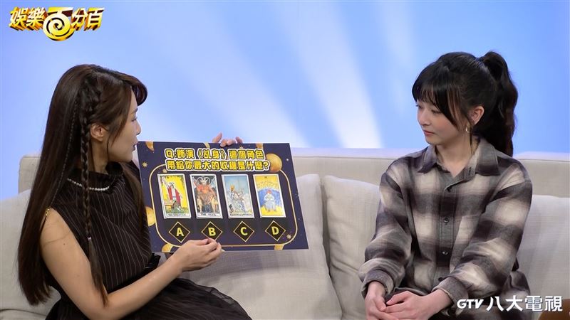 亞洲靈性導師米薩小姐為陳妍霏(右)進行塔羅解密。(圖/八大提供)