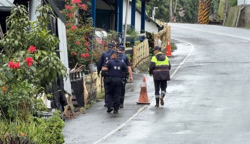 邱男不滿鄰居長期聚會唱歌，持槍朝鄰居住宅轟了2槍，逃亡7天後自首投案。（圖／翻攝畫面）