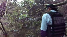 邱男不滿鄰居長期聚會唱歌，持槍朝鄰居住宅轟了2槍，逃亡7天後自首投案。（圖／翻攝畫面）