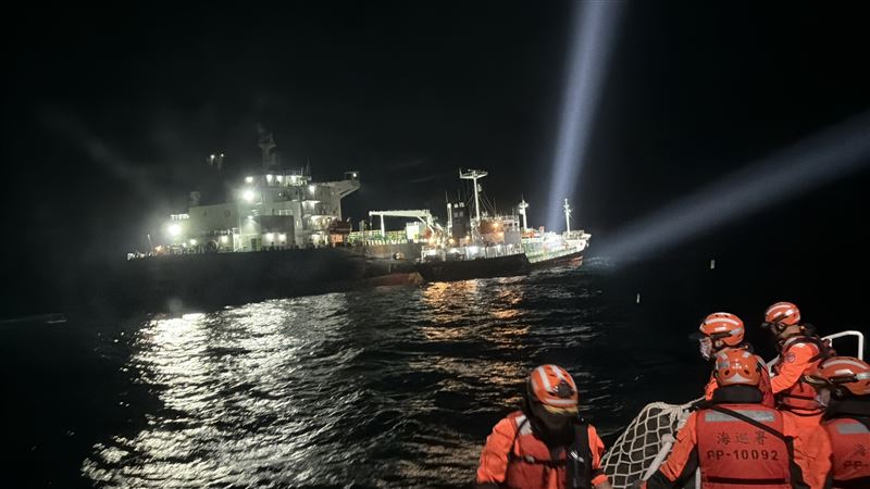 深夜出擊！海巡強勢攔查外籍船舶非法駁油現行犯