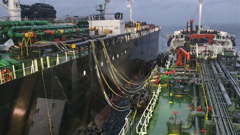 深夜出擊！海巡強勢攔查外籍船舶非法駁油現行犯