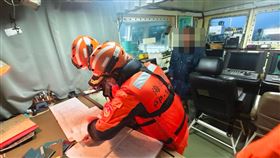 深夜出擊！海巡強勢攔查外籍船舶非法駁油現行犯