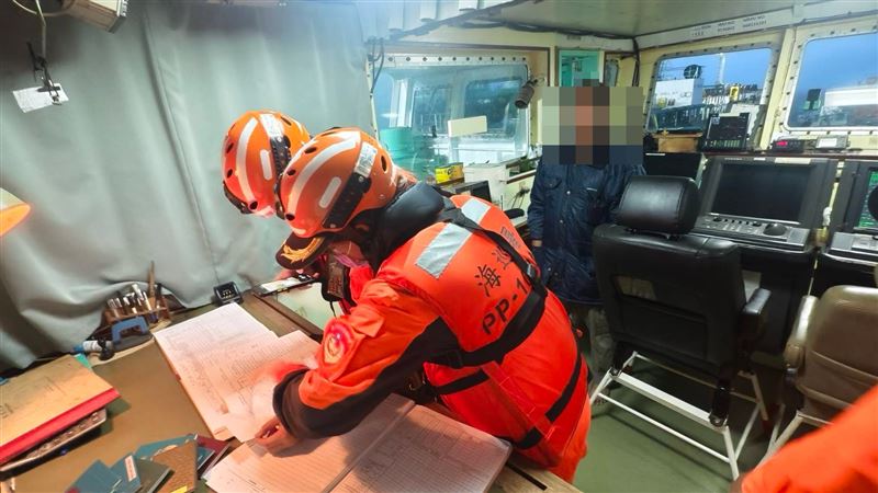 海巡強勢攔查　外籍船舶非法駁油現行犯