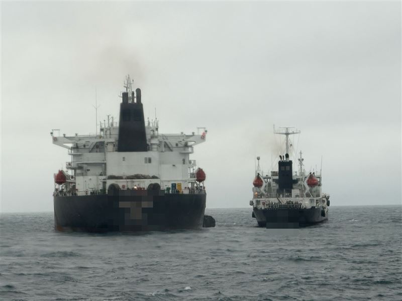 深夜出擊！海巡強勢攔查外籍船舶非法駁油現行犯