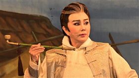 明華園總團執行長陳昭賢，推自己的媽媽孫翠鳳。（圖／翻攝自threads）