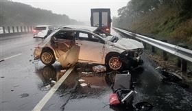 國3苑裡段轎車自撞護欄「車體變形」　2人當場慘死（圖／翻攝畫面）