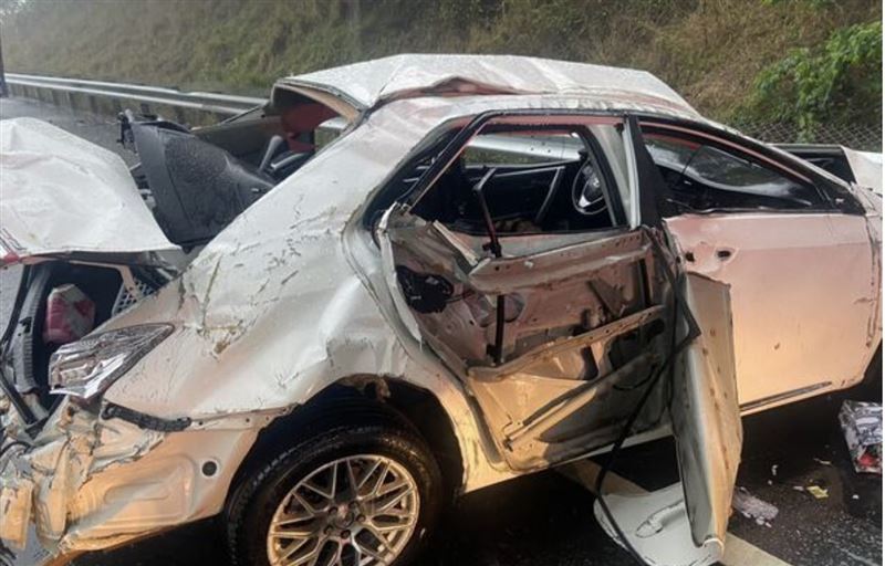 轎車疑似因天雨路滑、視線不佳自撞護欄，造成2名乘客死亡。（圖／翻攝畫面）