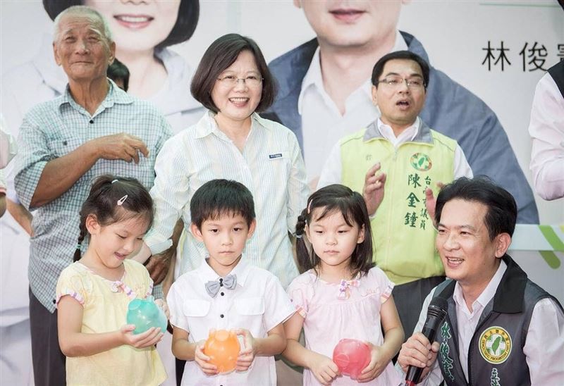 林俊憲還原小豬撲滿的由來，勸陳佩琪想想，為什麼民進黨能照規矩走，「偏偏只有你們的爛帳算不清？」（圖／翻攝自林俊憲臉書）