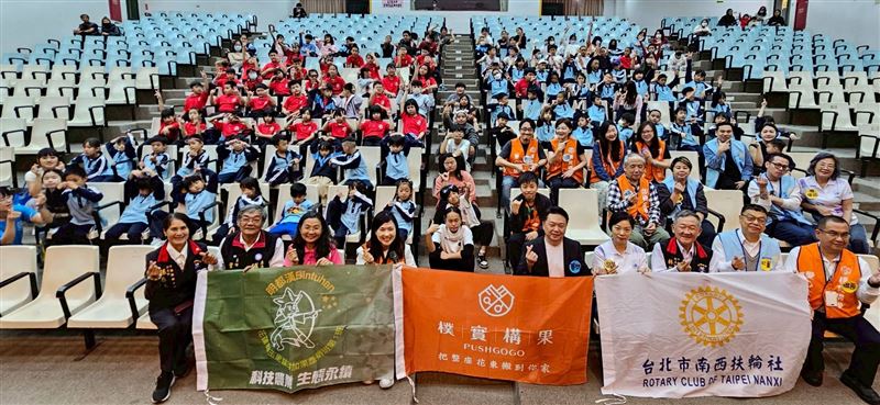 揮去堰塞湖天災陰霾！行動牛排車連6年送愛　花蓮偏鄉童暖過兒童節