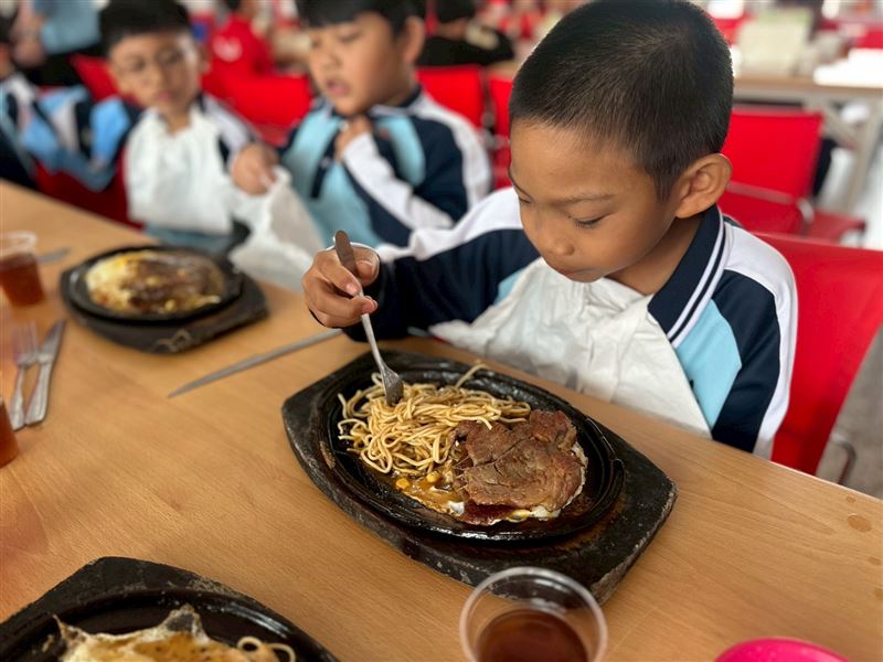 揮去堰塞湖天災陰霾！行動牛排車連6年送愛　花蓮偏鄉童暖過兒童節