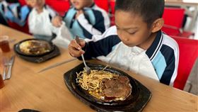 揮去堰塞湖天災陰霾！行動牛排車連6年送愛　花蓮偏鄉童暖過兒童節