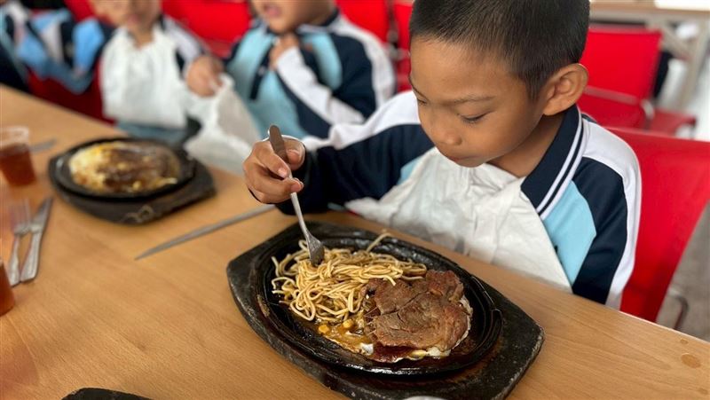 揮去堰塞湖天災陰霾!牛排車連6年送愛