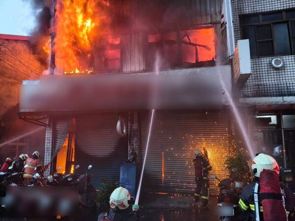 清明連假惡火！彰化某機車行陷火海「油品連環爆」整排機車燒黑成廢鐵（圖／翻攝畫面）