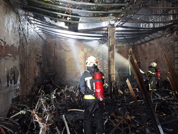 機車行店內存放不少機車油品與易燃物，現場不時傳出爆炸聲。（圖／翻攝畫面）
