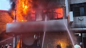 清明連假惡火！彰化某機車行陷火海「油品連環爆」整排機車燒黑成廢鐵（圖／翻攝畫面）