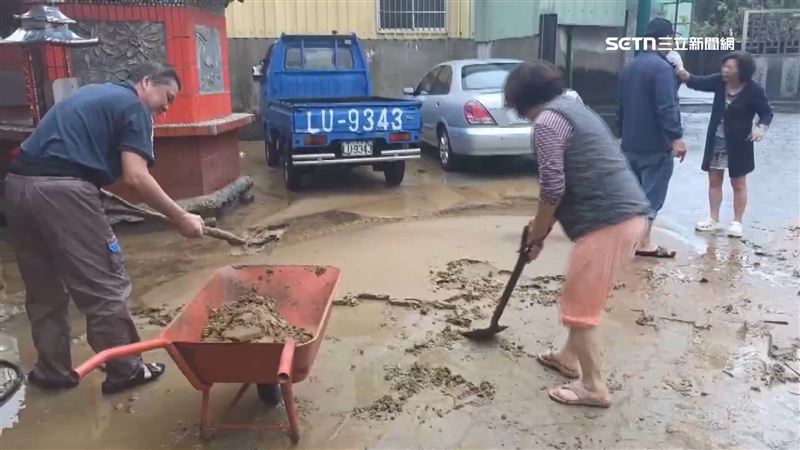 當地民眾一早就當起鏟子自救隊、搶救家園