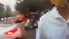 吳男穿越馬路遭警方攔下，情緒激動不斷跳針「不要碰我」，員警安撫後開單舉發。（圖／翻攝畫面）