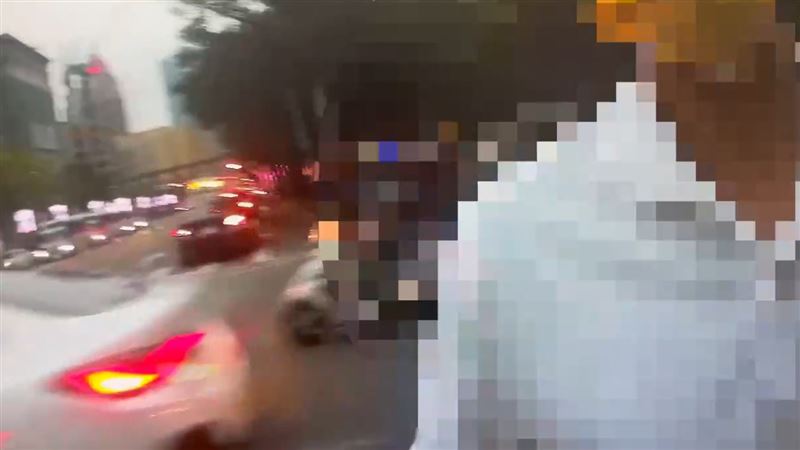 無視義交穿越馬路！男遭警攔跳針：別碰我