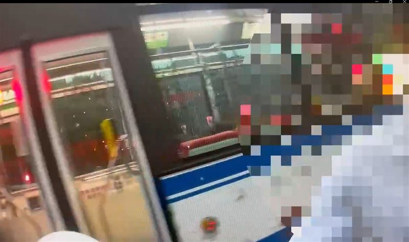 吳男穿越馬路遭警方攔下，情緒激動不斷跳針「不要碰我」，員警安撫後開單舉發。（圖／翻攝畫面）