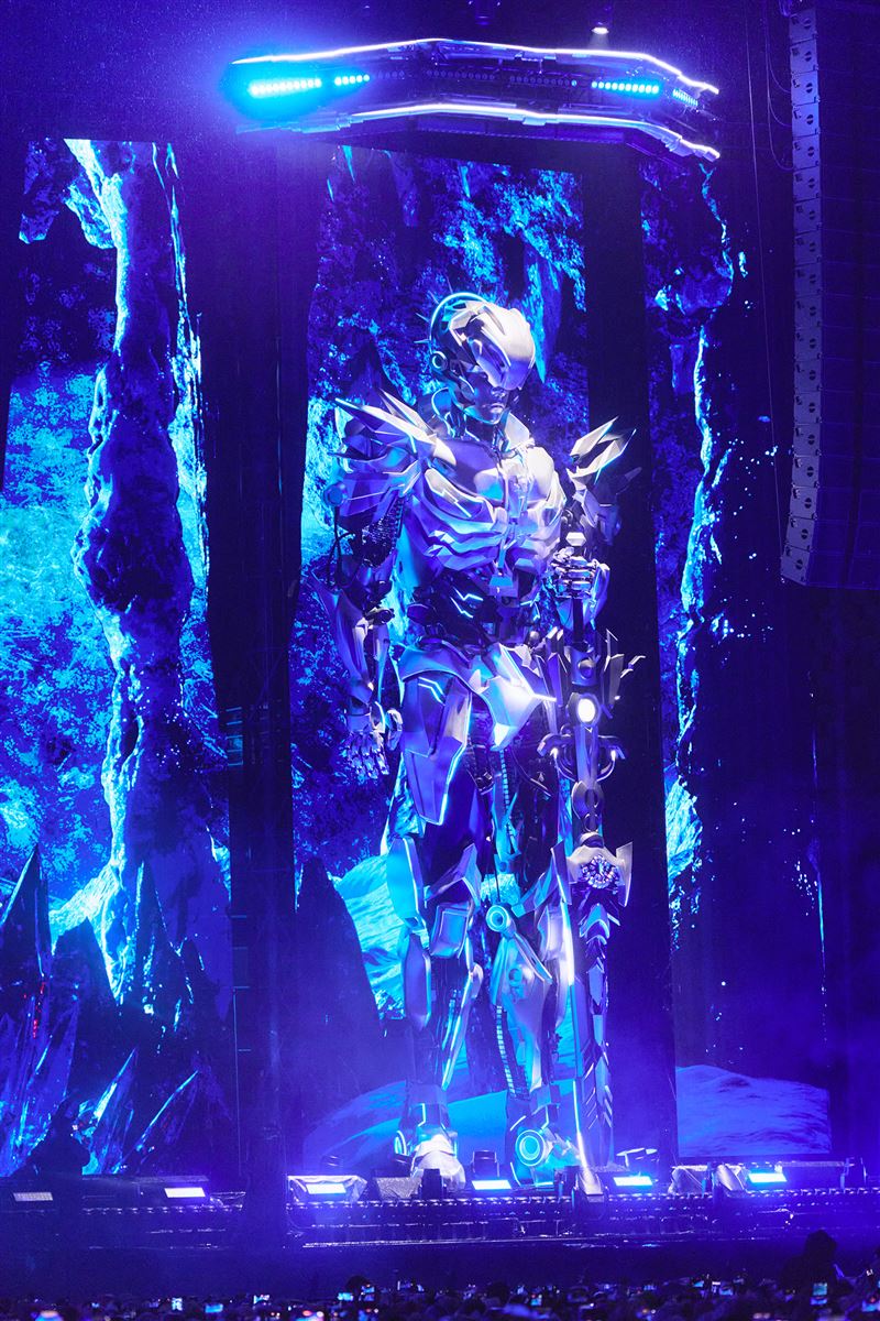周杰倫演唱會豪砸5億元，兩座12公尺高巨型機器人矗立在舞台兩側。（圖／杰威爾提供）