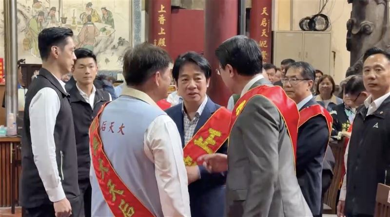 賴清德、謝龍介台南同台　低語互動全被拍