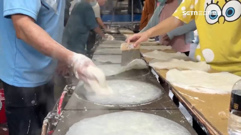 嘉義春捲皮老店人潮絡繹不絕