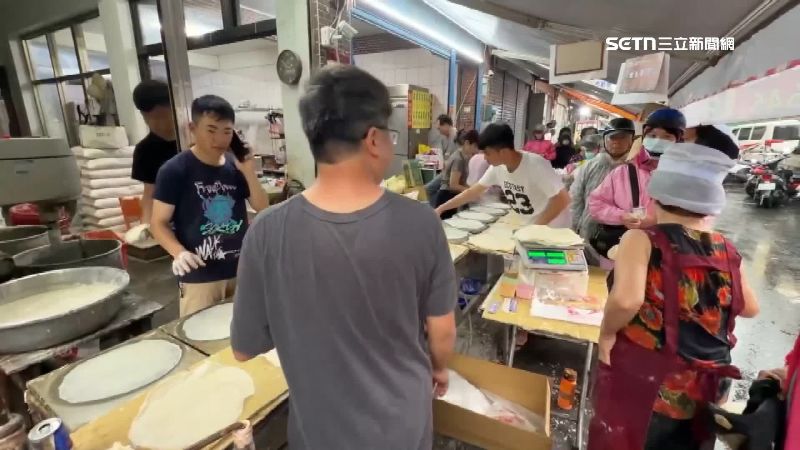 民眾不畏風雨排隊買春捲皮