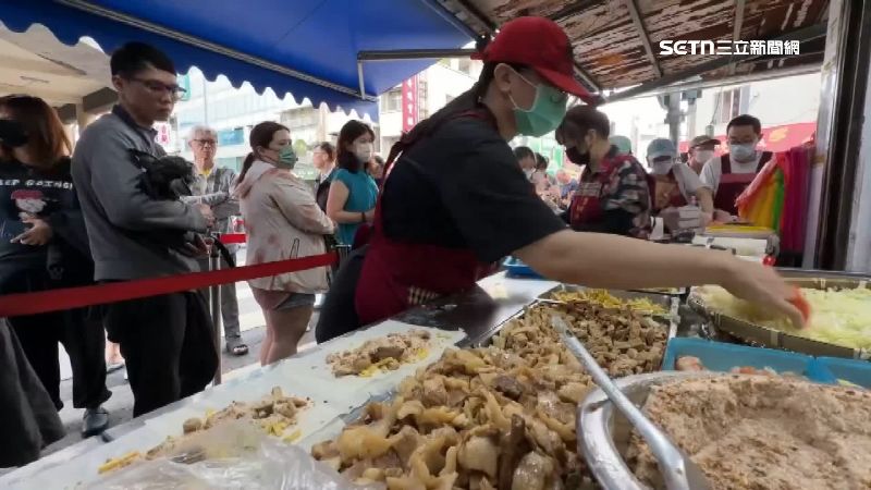 國華街春捲也排了滿滿的人