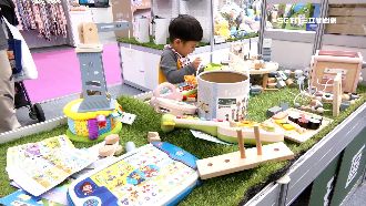 連假第二天！婦幼展登場　爸媽遛娃邊搶買