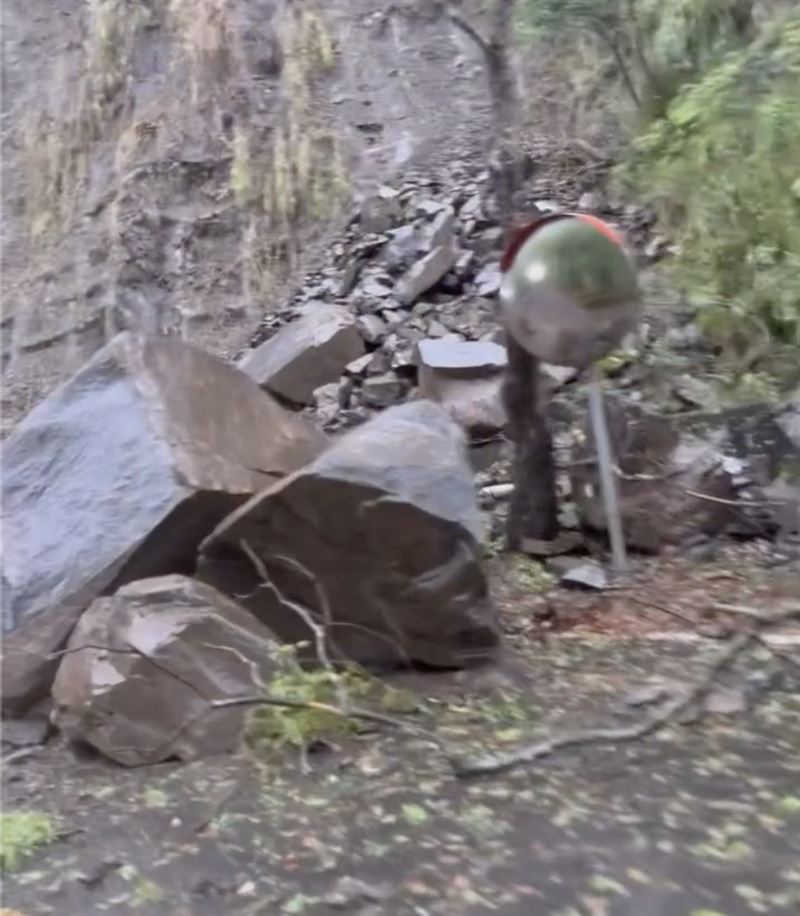 苗栗泰安山區出現上百公斤落石。（圖／翻攝自Threads @snail.chin）