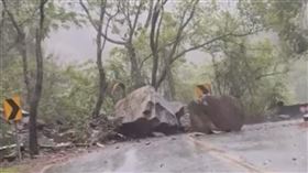 苗栗泰安「上百公斤巨石」砸落！駕駛驚呼（圖／翻攝自Threads @snail.chin）