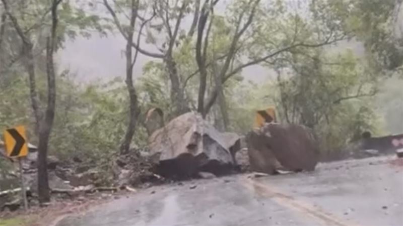 苗栗泰安「上百公斤巨石」砸落！駕駛驚呼