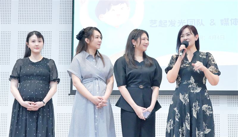 張晏塵、李又汝、鄭亦真、陳維齡兒童節做公益。（圖／藝起發光Ｘ蒙福教會提供）