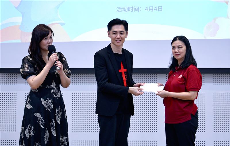 宋逸民、陳維齡在馬來西亞古晉做公益。（圖／藝起發光Ｘ蒙福教會提供）