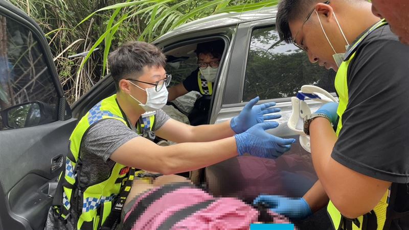 台東女子駕駛小客車，不明原因失控滑落邊坡。（圖／翻攝畫面）