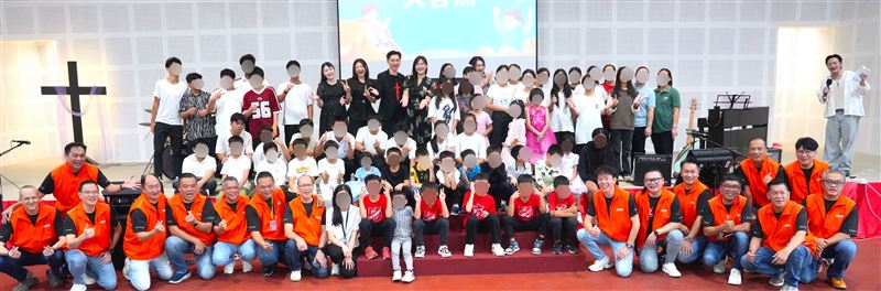 藝起發光與蒙福教會在馬來西亞古晉救世軍兒童關懷中心做公益。（圖／藝起發光Ｘ蒙福教會提供）