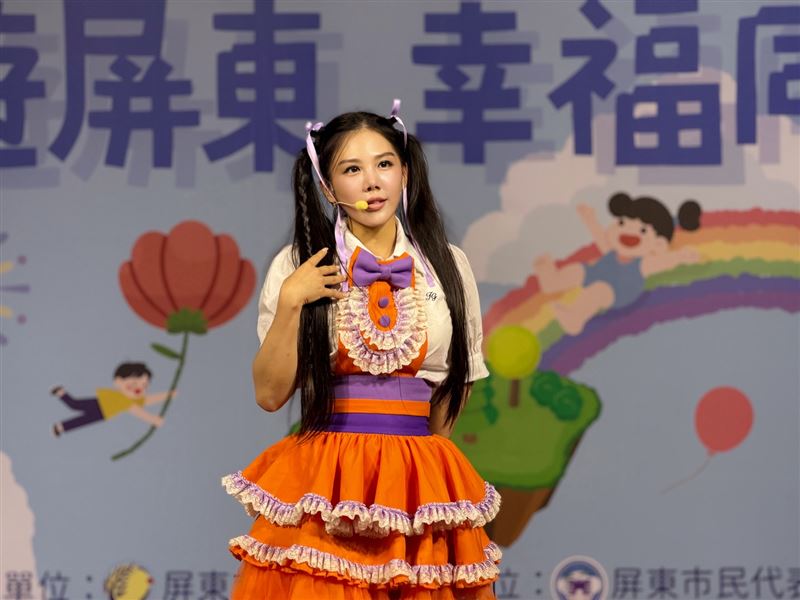 楊晨熙以果凍姊姊身份登台，並與女兒一起跳舞。（圖／翻攝臉書）