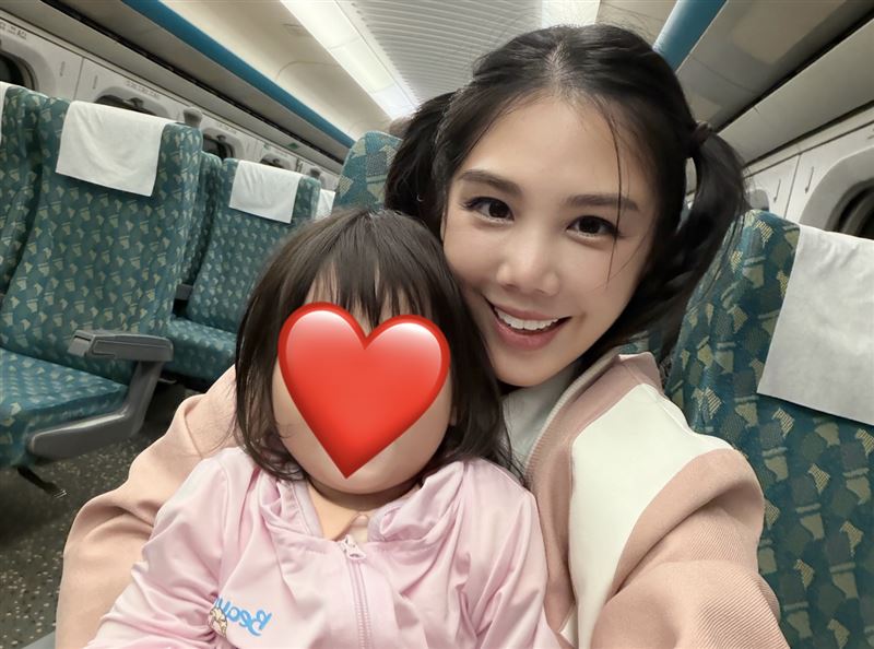 楊晨熙以果凍姊姊身份登台，並與女兒一起跳舞。（圖／翻攝臉書）