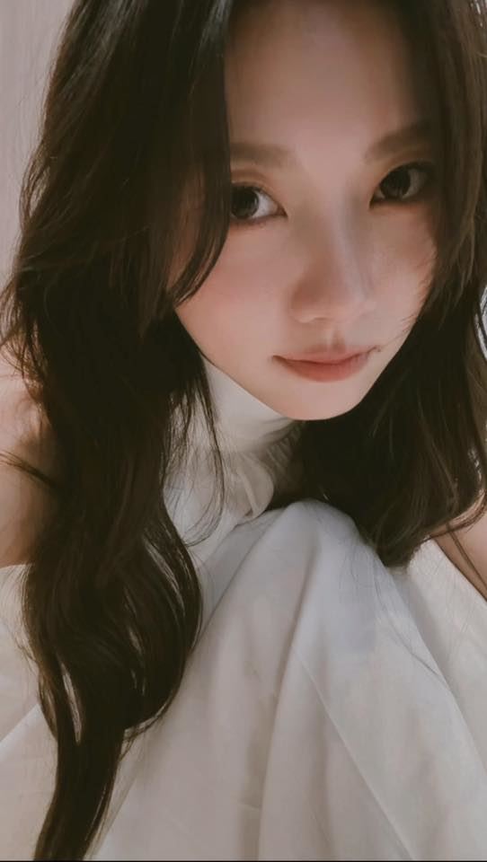 蔡黃汝PO出禮服照遭疑結婚。（圖／翻攝自蔡黃汝臉書）