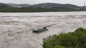 苗縣大雨中港溪暴漲水勢湍急　膠筏被沖