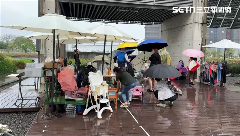 全國規模最大的親子二手市集，連續2日在台南史博館登場，結果碰上天公不作美，現場所有人狼狽不堪。（圖／記者王紹宇攝影）