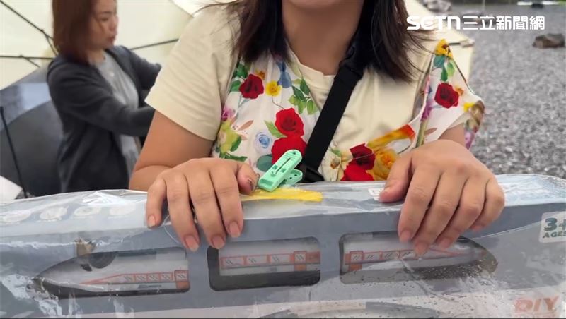 擺攤攤商全身濕相當狼狽，嘴唇還遭吹掀陽傘砸傷。（圖／記者王紹宇攝影）